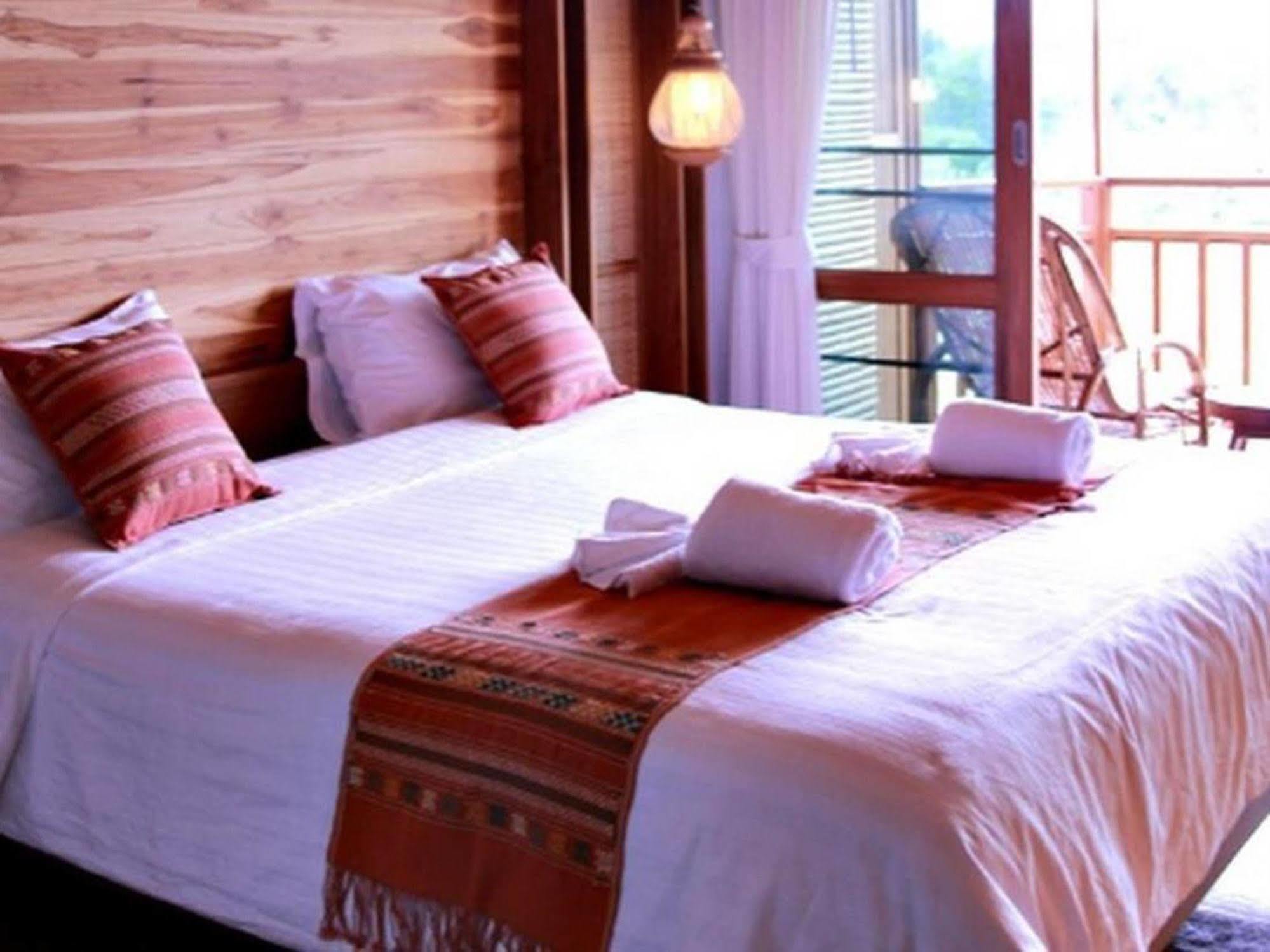 River Bank Resort Mae Sariang Exteriör bild