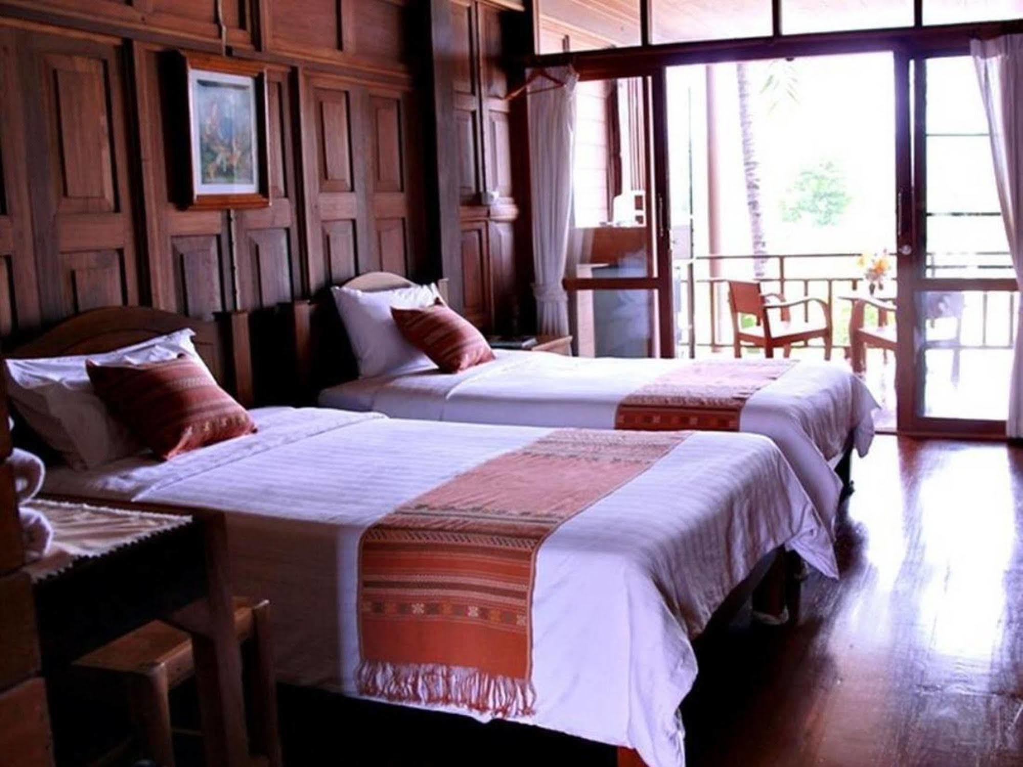 River Bank Resort Mae Sariang Exteriör bild